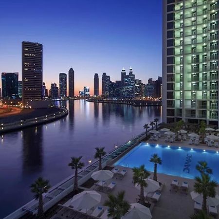 Luxury Hotel Apartment With A Canal View Dubai Bagian luar foto