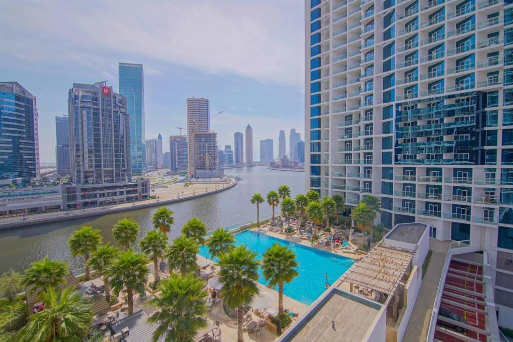 Luxury Hotel Apartment With A Canal View Dubai Bagian luar foto