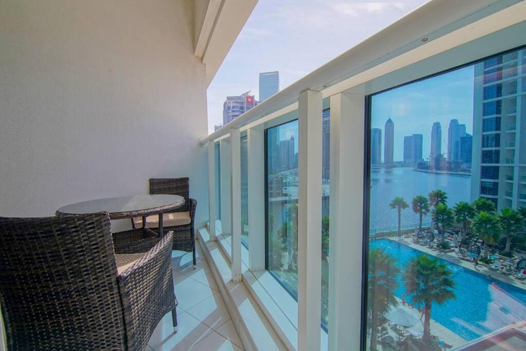 Luxury Hotel Apartment With A Canal View Dubai Bagian luar foto