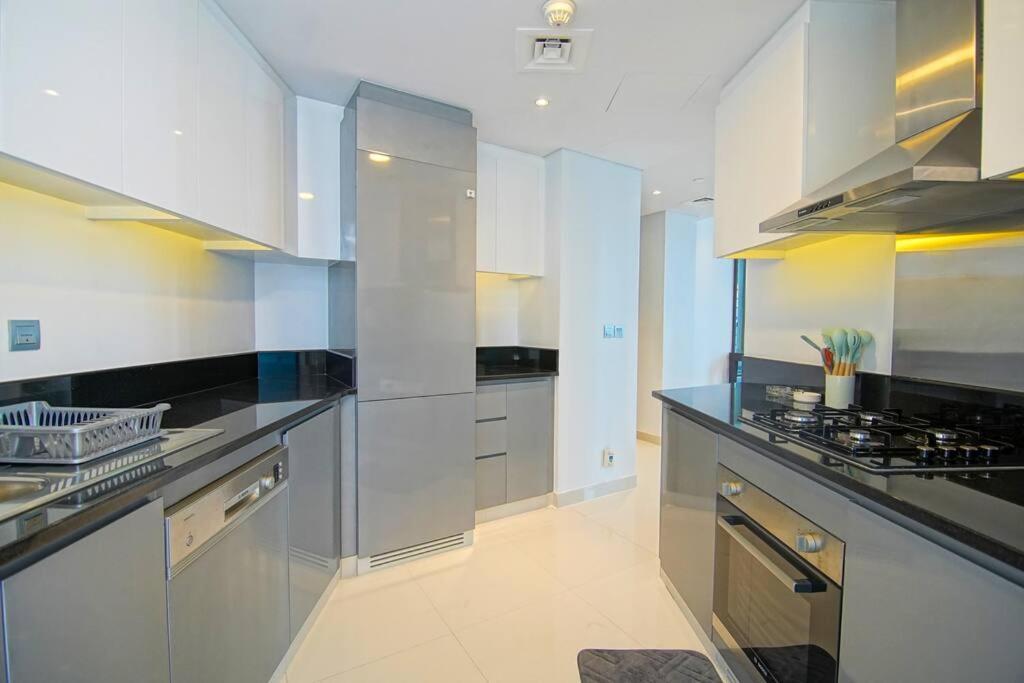 Luxury Hotel Apartment With A Canal View Dubai Bagian luar foto