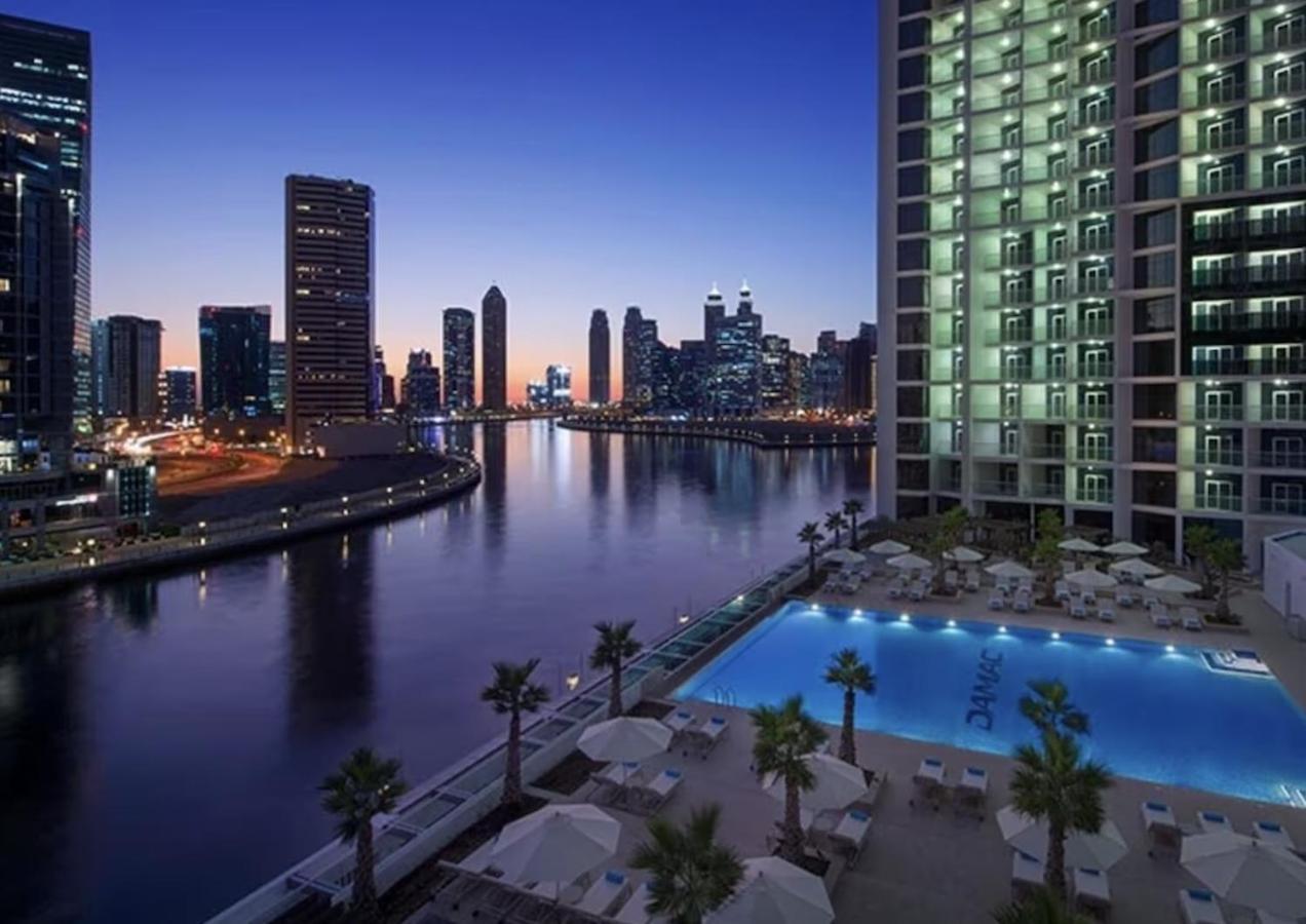 Luxury Hotel Apartment With A Canal View Dubai Bagian luar foto