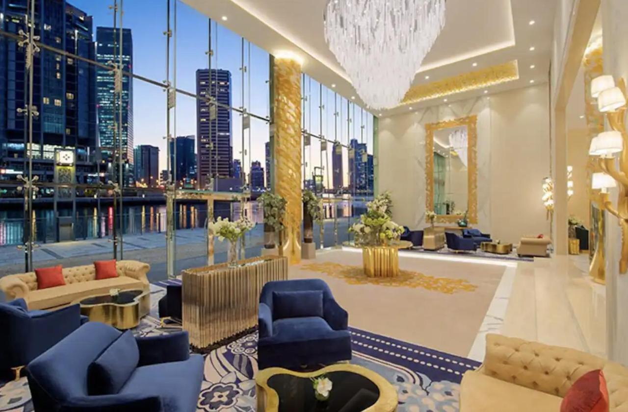 Luxury Hotel Apartment With A Canal View Dubai Bagian luar foto