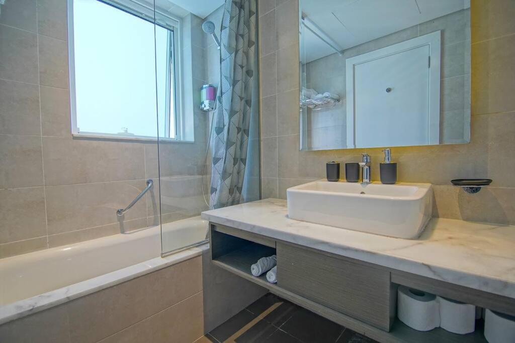 Luxury Hotel Apartment With A Canal View Dubai Bagian luar foto