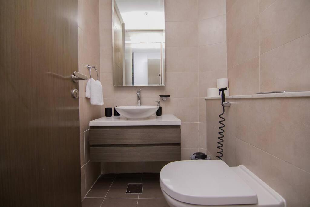 Luxury Hotel Apartment With A Canal View Dubai Bagian luar foto