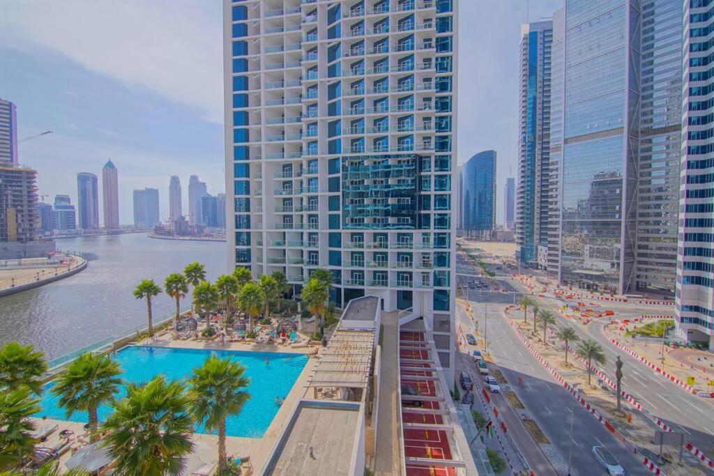 Luxury Hotel Apartment With A Canal View Dubai Bagian luar foto